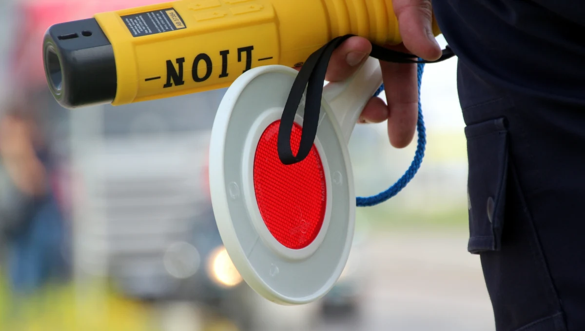 Jacek W. próbował wręczyć funkcjonariuszowi bytowskiej policji 100 zł łapówki w zamian za odstąpienie ukarania go mandatem za jazdę autem po chodniku. Tłumaczył, że spieszył się na mecz piłki nożnej. Popełnione przez niego przestępstwo zagrożone jest karą do 10 lat więzienia.