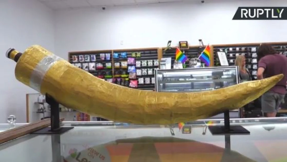 W Los Angeles w USA luksusowy sklep z marihuaną przygotował najdroższego skręta w historii. Blisko 700-gramowy joint o kształcie kła słonia i pokryty 24-karatowym złotem został wyceniony na 24 tys. dolarów. Dochód ze sprzedaży zostanie przekazany na cele charytatywne – wesprze fundację działającą na rzecz afrykańskich zwierząt.