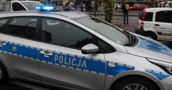 Tuż przy szkole podstawowej w Ząbkach policjanci kilkakrotnie użyli broni. Gdy na szkolnym boisku bawiły się dzieci, kilkadziesiąt metrów dalej mundurowi próbowali zatrzymać podejrzanego o kradzież samochodów. 