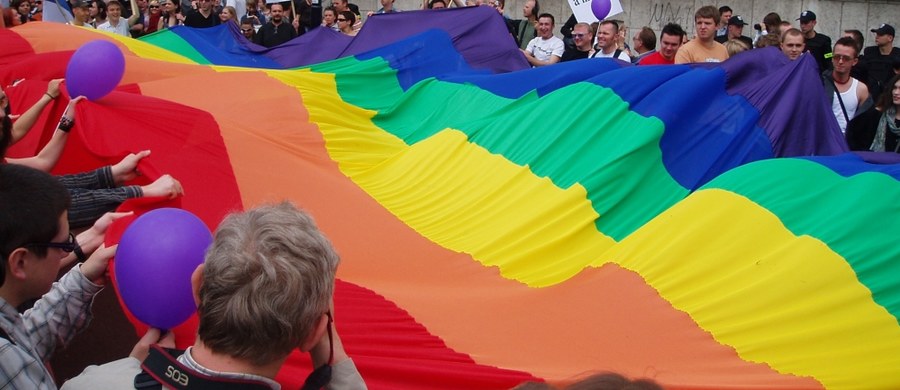 Czeski rząd premiera Andreja Babisza zadecydował w piątek o udzieleniu poparcia projektowi grupy deputowanych do Izby Poselskiej, według którego małżeństwo mogłyby zawierać także osoby tej samej płci - poinformowało biuro prasowe rządu.