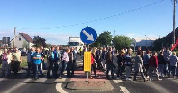 ​W wielkopolskim Zamysłowie między Poznaniem a Lesznem protestujący przez kilka godzin blokowali drogę krajową numer 5. Kilkudziesięciu mieszkańców wsi z transparentami spacerowało przez przejście dla pieszych. Domagają się ukończenia budowy węzła we Wronczynie, łączącego starą "5" z trasą szybkiego ruchu w kierunku Wrocławia.