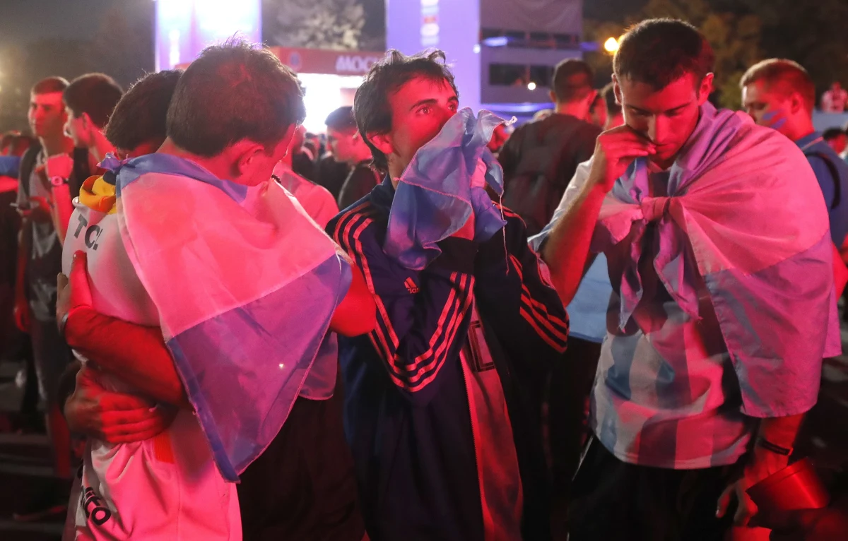Siedmiu kibiców argentyńskich zatrzymała rosyjska policja po czwartkowym meczu z Chorwacją w piłkarskich mistrzostwach świata. FIFA poinformowała, że jest "zszokowana" zachowaniem Argentyńczyków na stadionie w Niżnym Nowogrodzie.