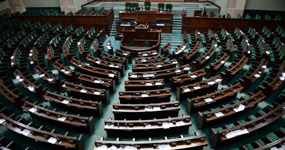 Dodatkowe posiedzenie Sejmu zwołano na środę, 27 czerwca - poinformował na Twitterze wicemarszałek Ryszard Terlecki. Jak mówiła dziennikarzom wicemarszałek Małgorzata Kidawa- Błońska (PO), posłowie zajmą się zmianami w przepisach dotyczących gospodarki odpadami.
