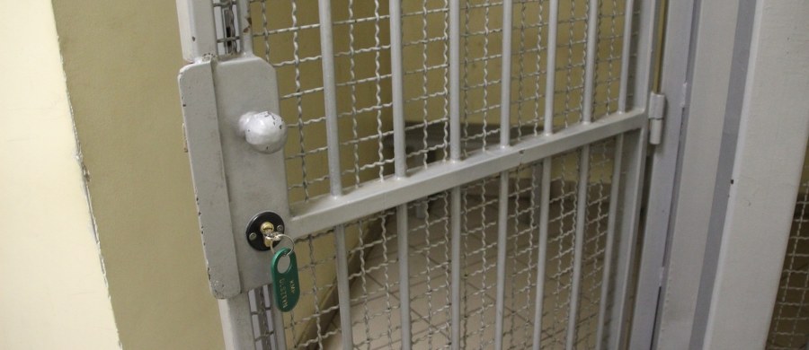 Prokuratura i policyjne biuro spraw wewnętrznych wyjaśniają sprawę śmierci 56-latka w izbie zatrzymań w Przasnyszu. Mężczyzna zmarł w piątek. 