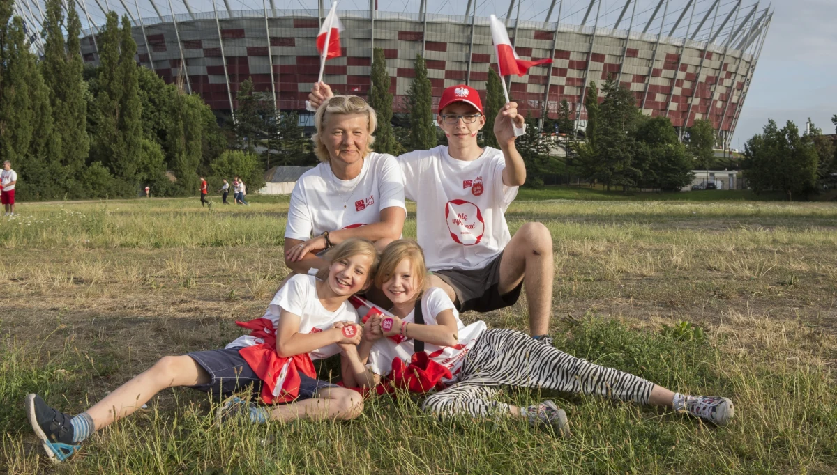 Polscy piłkarze w grudniu przygotowali Szlachetną Paczkę dla rodziny pani Moniki. Kobieta, która sama wychowuje troje dzieci, po raz pierwszy od dawna poczuła, że w jej życiu coś może się zmienić. Teraz, razem z córkami i synem, postanowiła odwdzięczyć się naszej reprezentacji. "Skromnie, ale za to z całego serca" - mówi. Podczas meczu z Senegalem cała rodzina kibicowała reprezentacji, aby dać wyraz solidarności, którą poczuli dzięki Szlachetnej Paczce.
