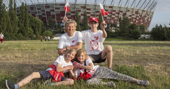 Polscy piłkarze w grudniu przygotowali Szlachetną Paczkę dla rodziny pani Moniki. Kobieta, która sama wychowuje troje dzieci, po raz pierwszy od dawna poczuła, że w jej życiu coś może się zmienić. Teraz, razem z córkami i synem, postanowiła odwdzięczyć się naszej reprezentacji. "Skromnie, ale za to z całego serca" - mówi. Podczas meczu z Senegalem cała rodzina kibicowała reprezentacji, aby dać wyraz solidarności, którą poczuli dzięki Szlachetnej Paczce.