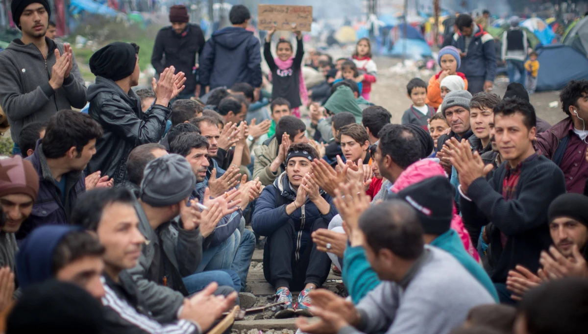 Komisja Europejska zwołała niedzielny miniszczyt w sprawie migracji, żeby m.in. forsować na właściwym szczycie przywódców 28 krajów UE pod koniec tygodnia stały mechanizm relokacji uchodźców. Ma też plan kolejnego, natychmiastowego rozdziału uchodźców, by pomóc Włochom. Dziennikarka RMF FM zdobyła dokumenty KE przygotowane na jutrzejszy szczyt.