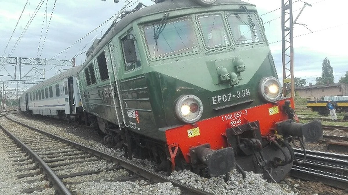 ​Lokomotywa pociągu pospiesznego z Przemyśla do Szczecina wykoleiła się na stacji w Głogowie na Dolnym Śląsku. Do zdarzenia doszło tuż po godz. 19.