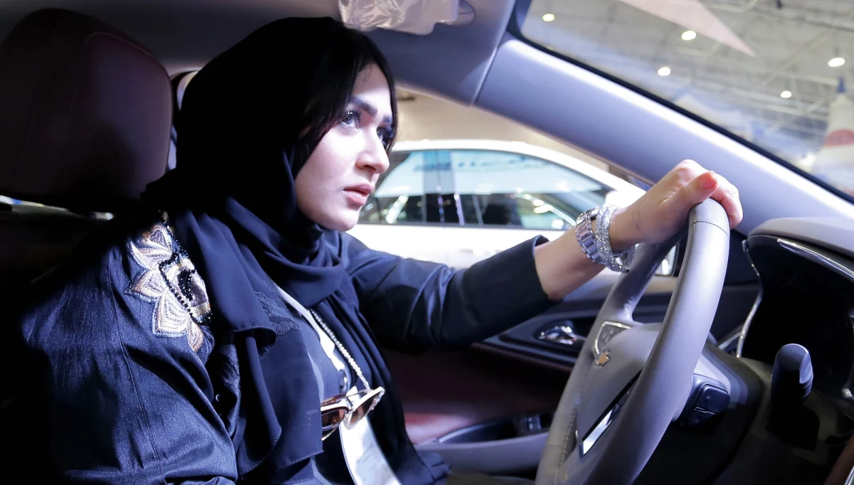 Po wielkiej kampanii nauki przepisów drogowych, przeprowadzonej pod hasłem "Zaufaj Allahowi i w drogę!", saudyjska Generalna Dyrekcja Ruchu zgodnie z dekretem króla Salmana dała od niedzieli zielone światło kobietom, które chcą same prowadzić samochody.