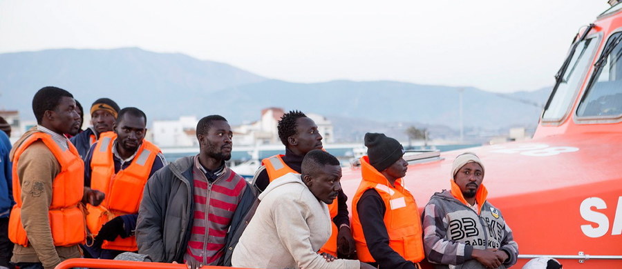 Kutry patrolowe żandarmerii Guardia Civil i inne hiszpańskie jednostki uratowały w sobotę prawie 600 imigrantów, którzy usiłowali dotrzeć z Afryki Subsaharyjskiej do wybrzeży Hiszpanii  i Wysp Kanaryjskich na tratwach i łodziach wiosłowych.