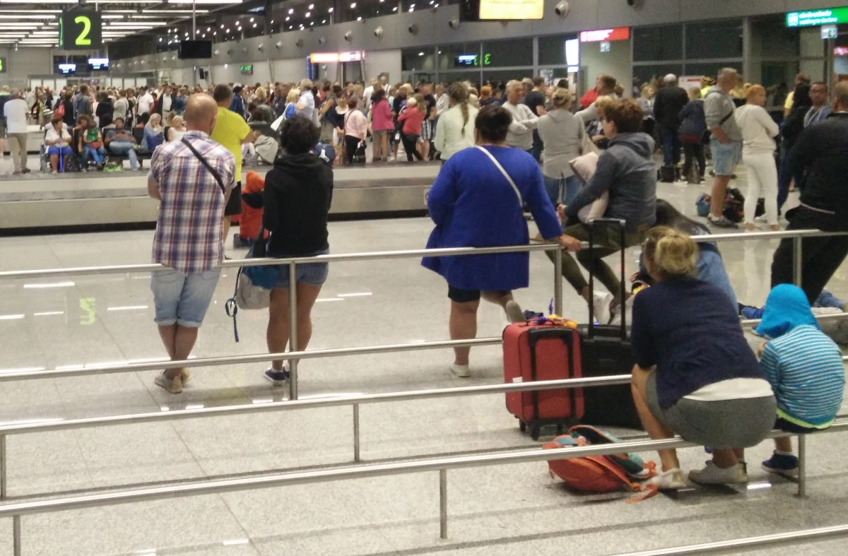 Kilka godzin w oczekiwaniu na bagaż spędziły tej nocy setki pasażerów na lotnisku w Pyrzowicach. Informację w tej sprawie dostaliśmy od Was na Gorącą Linię RMF FM.