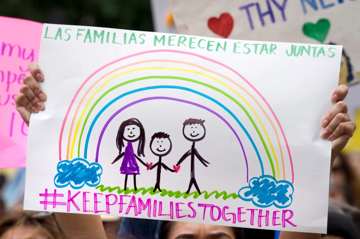 Rozporządzenie wykonawcze prezydenta Trumpa, na mocy którego nakazał on wstrzymanie procederu oddzielania dzieci od rodziców zatrzymanych w związku z próbą nielegalnego przekroczenia granicy, spotęgowało chaos na granicy z Meksykiem - twierdzą media w USA. Rozporządzenie to - wydane pod presją narastającego oburzenia amerykańskiej i światowej opinii publicznej - zostało przygotowane przez prawników Białego Domu pośpiesznie, w ciągu zaledwie jednego dnia.