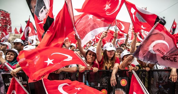 W Turcji w niedzielę o godz. 8 rano (godz. 7 w Polsce) zostaną otwarte lokalne wyborcze i rozpoczną się przedterminowe wybory. Po raz pierwszy w historii tego kraju obywatele będą jednocześnie wybierać prezydenta kraju i deputowanych do parlamentu.