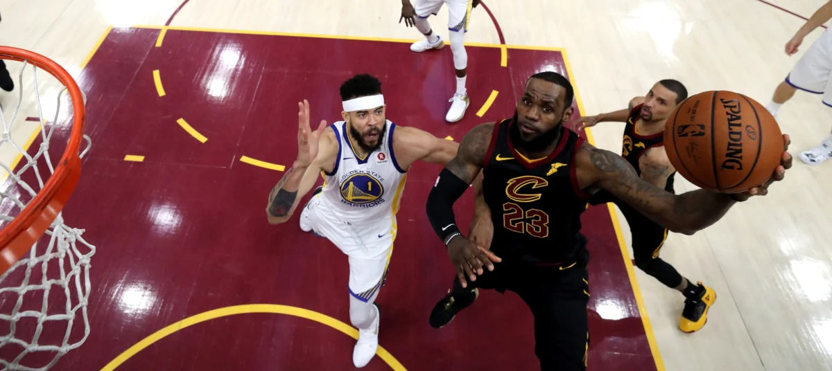 Koszulka LeBrona Jamesa, w której lider Cleveland Cavaliers zagrał w pierwszym meczu tegorocznego finału koszykarskiej ligi NBA przeciw Golden State Warriors, została sprzedana na aukcji za 100 322 dolarów. Taką informację podał portal NBA Auctions. To jedna z najwyższych cen osiągniętych na aukcji pamiątek koszykarskich. 