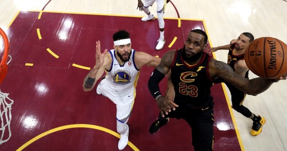 Koszulka LeBrona Jamesa, w której lider Cleveland Cavaliers zagrał w pierwszym meczu tegorocznego finału koszykarskiej ligi NBA przeciw Golden State Warriors, została sprzedana na aukcji za 100 322 dolarów. Taką informację podał portal NBA Auctions. To jedna z najwyższych cen osiągniętych na aukcji pamiątek koszykarskich. 