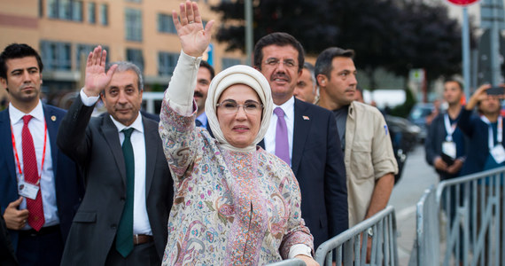64-letni Recep Tayyip Erdogan sprawuje władzę w Turcji od 2003 roku - najpierw jako premier, potem jako prezydent. W dzisiejszych wyborach ponownie ubiega się o fotel prezydenta kraju. Od 40 lat u jego boku świat widzi tę samą kobietę - jego żonę. Emine Erdogan była kiedyś wychwalana za swój wkład w walkę o prawa człowieka oraz równouprawnienie kobiet. Dziś jest ostro krytykowana, m.in. za swoją wypowiedź na temat otomańskich haremów. Jej zdaniem, przygotowywały one kobiety do życia. 