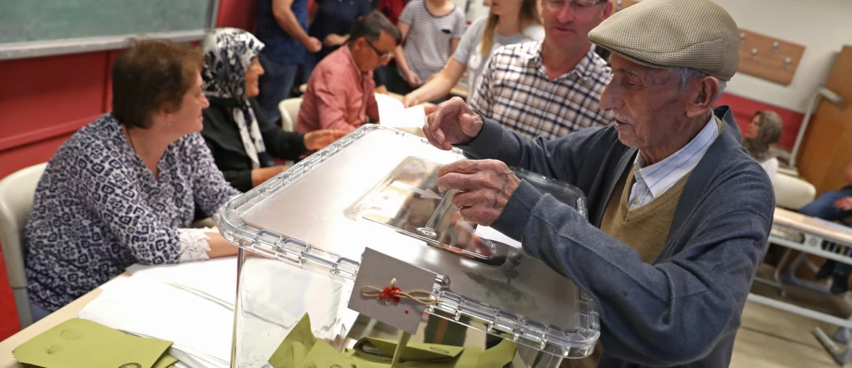 Mieszkańcy Stambułu, największego miasta Turcji, w niedzielę od rana oddawali głosy w przedterminowych wyborach prezydenckich i parlamentarnych. W lokalach wyborczych w zależności od tego, w jakiej dzielnicy się znajdują, panowała różna atmosfera.