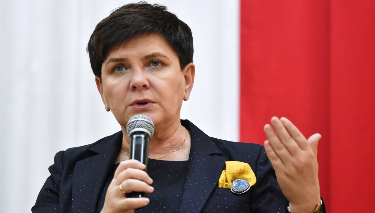 Spotkanie z wicepremier Beatą Szydło na Zamku Królewskim w Sandomierzu zakończyło się w atmosferze wyzwisk i przepychanek - informuje portal echodnia.eu. Zebrany tłum wykrzykiwał hasła: "Targowica" i "Warto być przyzwoitym", inni skandowali z kolei: "Beata, Beata...".