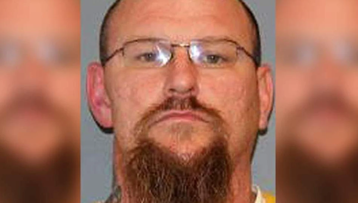 ​Przeznaczenia nie da się oszukać, o czym przekonał się mieszkaniec Colorado. Mężczyzna przypadkiem został wypuszczony z więzienia. Cały szczęśliwy pojechał do domu, gdzie zastał swoją żonę. Kobieta, wiedząc, że mąż czeka na proces, postanowiła wsadzić go do auta i zawieźć z powrotem do zakładu karnego.