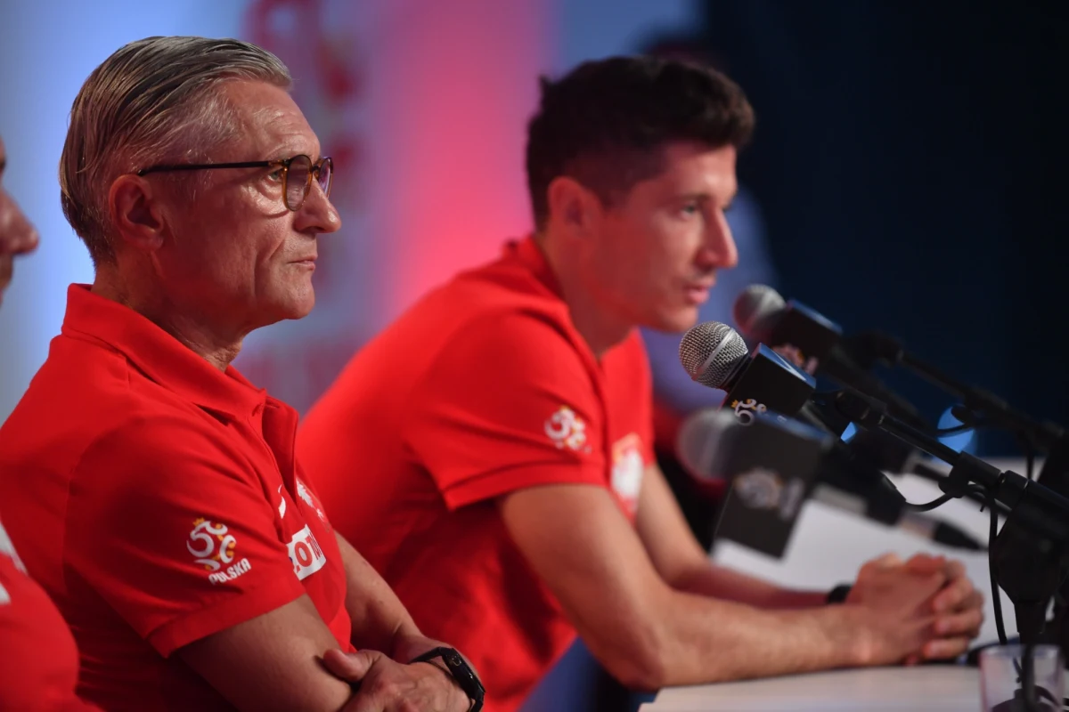 Po godz. 11:00 rozpoczęła się konferencja prasowa selekcjonera piłkarskiej reprezentacji Polski Adama Nawałki i kapitana reprezentacji Roberta Lewandowskiego. Wczoraj Polska przegrała 0:3 w meczu z Kolumbią i straciła szanse na wyjście z grupy. "Nigdy nie podejmuję decyzji na gorąco, umowa obowiązuje mnie do końca mundialu, interesuje mnie następny mecz. Oczywiście w tej sytuacji oddaję się do dyspozycji Zarządu PZPN i prezesa, i wtedy zostaną podjęte decyzje" - powiedział Nawałka zapytany przez dziennikarzy o ewentualną gotowość podania się do dymisji. "Ostatnio daliśmy wiele radości (kibicom), a teraz się nie udało. Musimy wziąć to na klatę. Mamy w głowie milion myśli. W ostatnim meczu gramy o honor. Chcemy pokazać, że jesteśmy tą reprezentacją, która zaprowadziła nas tu, gdzie jesteśmy" - podkreślił następnie Lewandowski. 