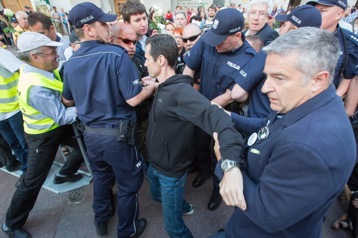 Prokuratura Okręgowa w Warszawie skierowała do sądu akt oskarżenia przeciwko Władysławowi Frasyniukowi w sprawie naruszenia nietykalności cielesnej dwóch umundurowanych policjantów na służbie. Taką informację przekazał rzecznik tej prokuratury prok. Łukasz Łapczyński.