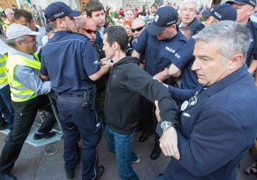 Jest akt oskarżenia wobec Frasyniuka. "Stawiał gwałtowny opór, wierzgał nogami i krzyczał"