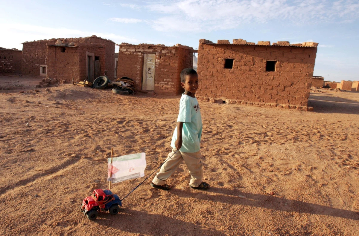 W ciągu ostatnich 14 miesięcy Algieria wydaliła z kraju ponad 13 tys. migrantów, w tym ciężarne kobiety i dzieci, zostawiając ich na Saharze bez wody i jedzenia. Niektórzy nie przeżywają podróży przez nagrzaną w słońcu pustynię - pisze agencja AP.