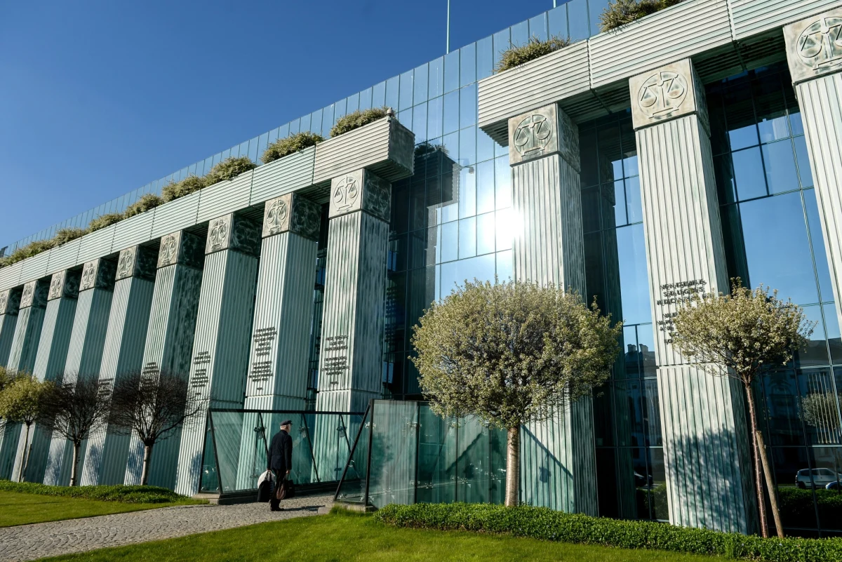 ​Spór między kancelariami prezydenta i premiera stał się przyczyną zwłoki w obsadzaniu stanowisk w Sądzie Najwyższym. Jak nieoficjalnie ustalił reporter RMF FM Tomasz Skory, kancelarie nie mogą się porozumieć w sprawie tego, kto musi podpisać prezydenckie obwieszczenie o wakatach.