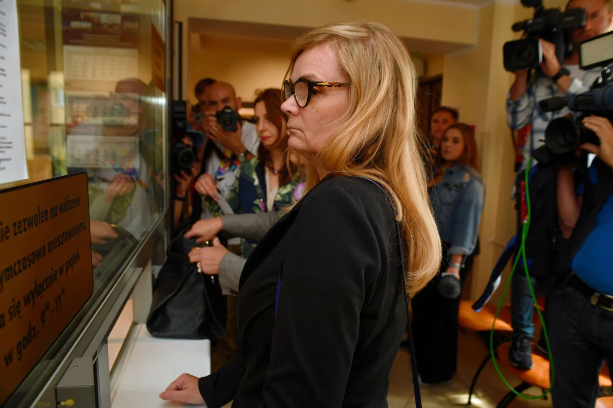 Renata Listowska-Gawłowska stawiła się w poniedziałek w szczecińskiej delegaturze Prokuratury Krajowej. Żona posła PO Stanisława Gawłowskiego usłyszała już zarzuty prania brudnych pieniędzy - dowiedziała się reporterka RMF FM Aneta Łuczkowska. Renata Listowska-Gawłowska będzie odpowiadać z wolnej stopy po wpłaceniu kaucji w wysokości stu tysięcy złotych.