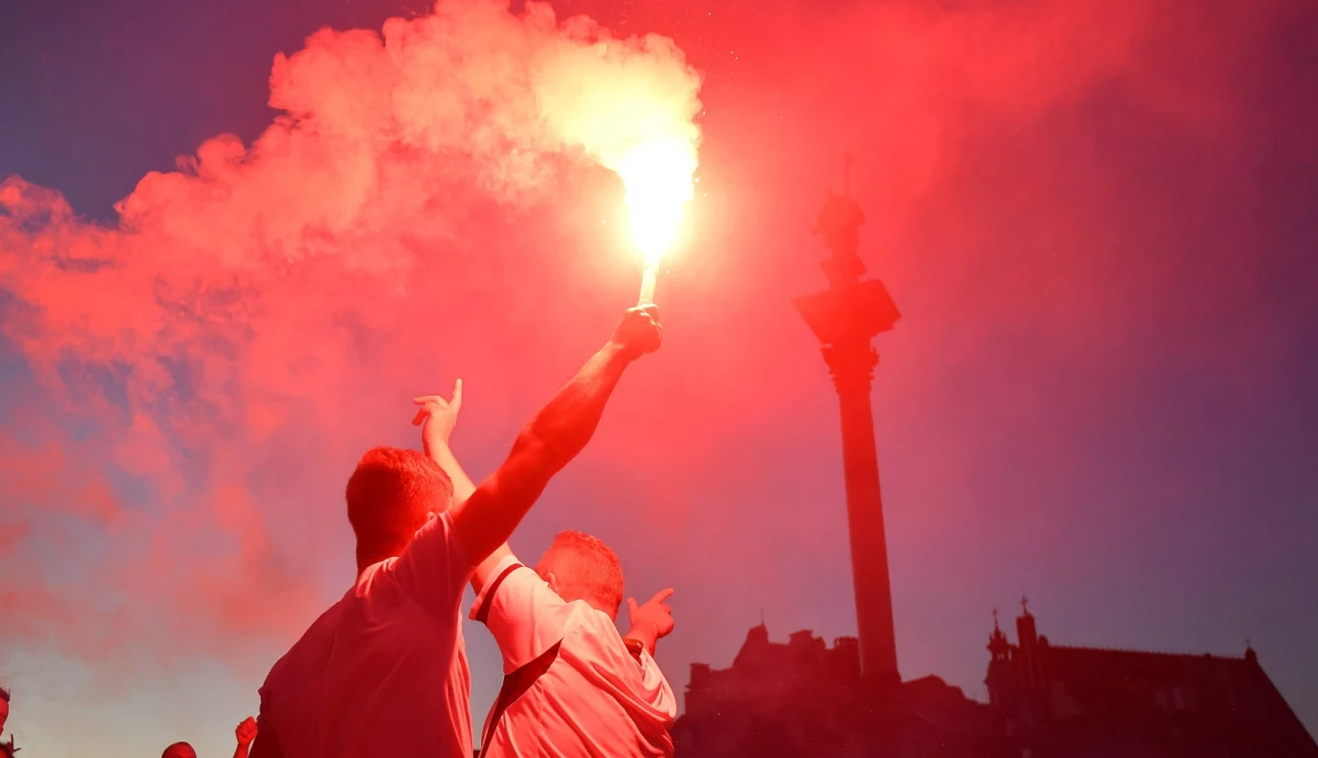 Chuligańskie zachowania na stadionach nie muszą być dziełem środowisk patologicznych czy społecznie nieprzystosowanych - przekonują na łamach czasopisma "Evolution & Human Behaviour" naukowcy z Uniwersytetu w Oksfordzie. Wyniki ich badań sugerują, że przy tworzeniu się grup kibolskich istotne znaczenie mają pierwotne zachowania społeczne nastawione na silną identyfikację i solidarność w grupie a przede wszystkim na obronę przed tymi, których grupa uważa za zewnętrznego wroga, czyli kibicami innych drużyn i... policją.