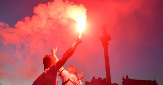 Chuligańskie zachowania na stadionach nie muszą być dziełem środowisk patologicznych czy społecznie nieprzystosowanych - przekonują na łamach czasopisma "Evolution & Human Behaviour" naukowcy z Uniwersytetu w Oksfordzie. Wyniki ich badań sugerują, że przy tworzeniu się grup kibolskich istotne znaczenie mają pierwotne zachowania społeczne nastawione na silną identyfikację i solidarność w grupie a przede wszystkim na obronę przed tymi, których grupa uważa za zewnętrznego wroga, czyli kibicami innych drużyn i... policją.