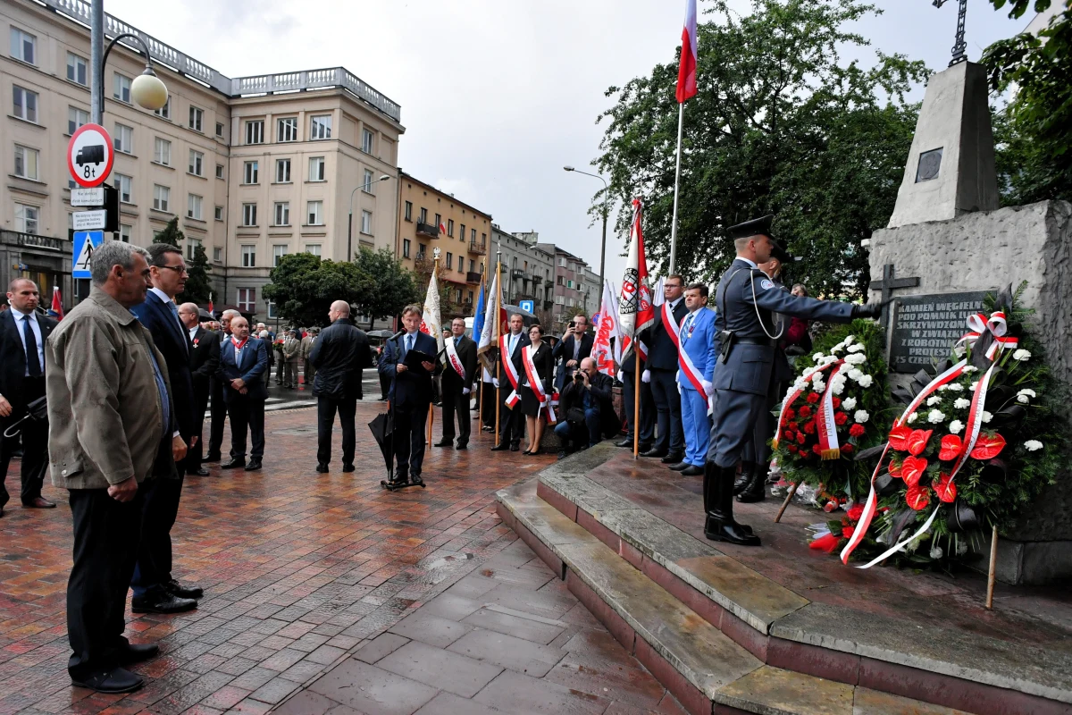 "Czerwiec 1976 r. był dla Polaków niezwykle ważnym wydarzeniem na drodze do wolności. Radom, obok Ursusa i Płocka, stał się miastem-symbolem, z którego narodziła się późniejsza 'Solidarność' - powiedział w poniedziałek premier Mateusz Morawiecki w Radomiu.
