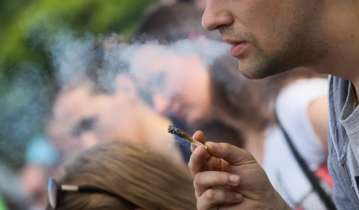 Ojciec 15-latka we Włoszech usłyszał zarzut nadużycia metod wychowawczych, gdy spoliczkował go na posterunku karabinierów za palenie marihuany. Jeśli zostanie mu wytoczona sprawa, Włochowi grozi do pół roku więzienia - podał dziennik "Corriere della Sera".