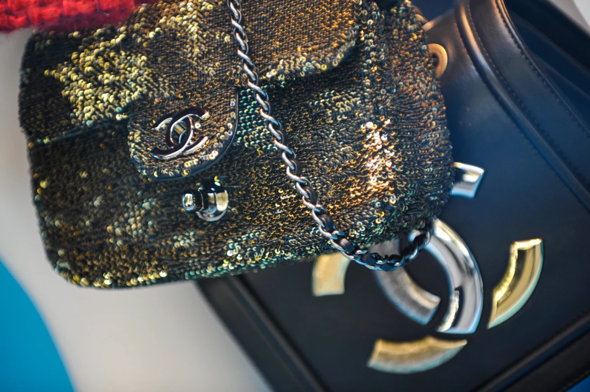 Słynna firma Chanel po raz pierwszy w swej blisko stuletniej historii ogłosiła wyniki finansowe. Obroty firmy, które wyniosły w 2017 roku 9,62 mld USD wywołały spory entuzjazm zarówno w prasie ekonomicznej, jak i w tabloidach. "Chanel jedną z pierwszych marek luksusu, łeb w łeb z Louis Vuittonem (LVMH)!" - nadał tytuł informacji miesięcznik "Capital".