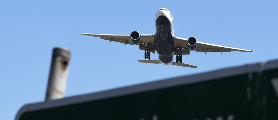 Brytyjski parlament zatwierdził plan rozbudowy londyńskiego lotniska Heathrow o trzeci pas startowy. Media odnotowały, że na poniedziałkowym głosowaniu zabrakło szefa MSZ Borisa Johnsona, który wielokrotnie zapowiadał sprzeciw wobec tego projektu.