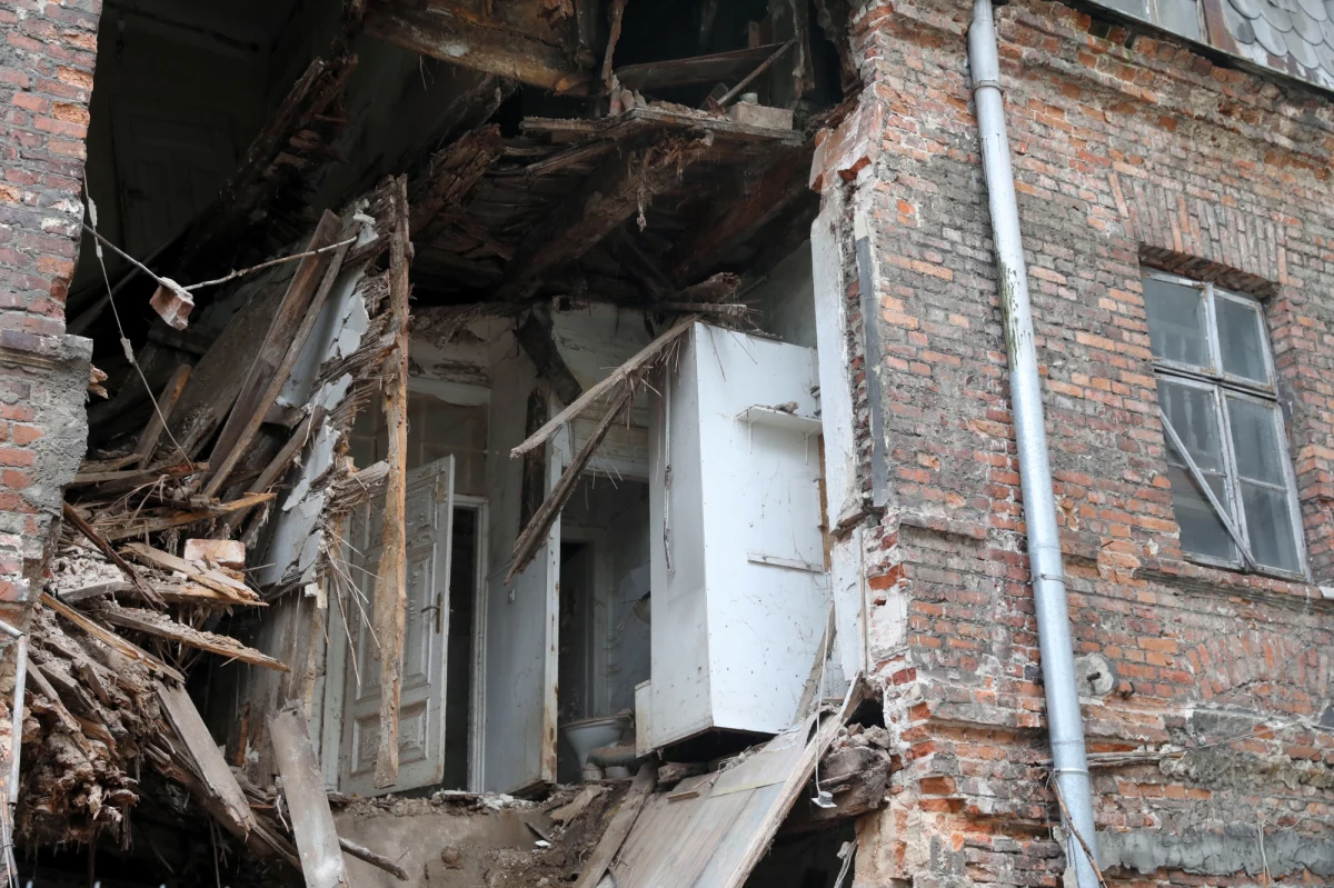 W nocy zawalił się fragment ściany zabytkowej kamienicy przy ulicy Poznańskiej 21 - poinformował we wtorek mł. aspirant Jarosław Dobrzewiński ze straży pożarnej. Budynek w maju został wpisany do rejestru zabytków.