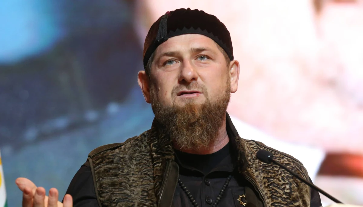 Wśród 158 urzędników rządzących Czeczenią, republiką na rosyjskim Kaukazie Północnym, 30 proc. to krewni przywódcy tego regionu, Ramzana Kadyrowa, 23 proc. - ludzie wywodzący się z jego rodzinnej wsi i 12 proc. - jego przyjaciele i ich krewni - ocenia BBC.