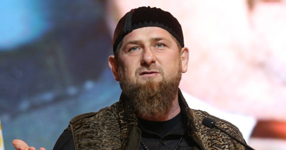 Wśród 158 urzędników rządzących Czeczenią, republiką na rosyjskim Kaukazie Północnym, 30 proc. to krewni przywódcy tego regionu, Ramzana Kadyrowa, 23 proc. - ludzie wywodzący się z jego rodzinnej wsi i 12 proc. - jego przyjaciele i ich krewni - ocenia BBC.