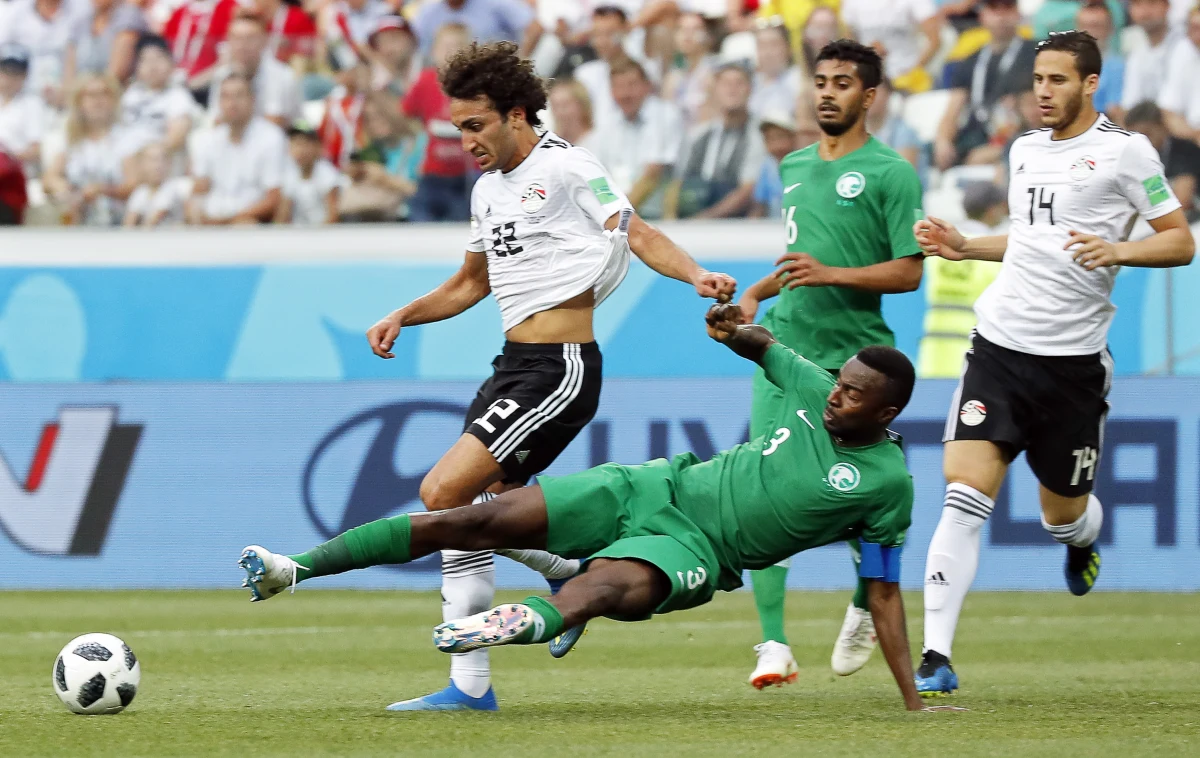 Komentator Abdel Rahim Mohamed zmarł po meczu Egiptu z Arabią Saudyjską (1:2). Przyczyną śmierci byłego egipskiego piłkarza był atak serca.