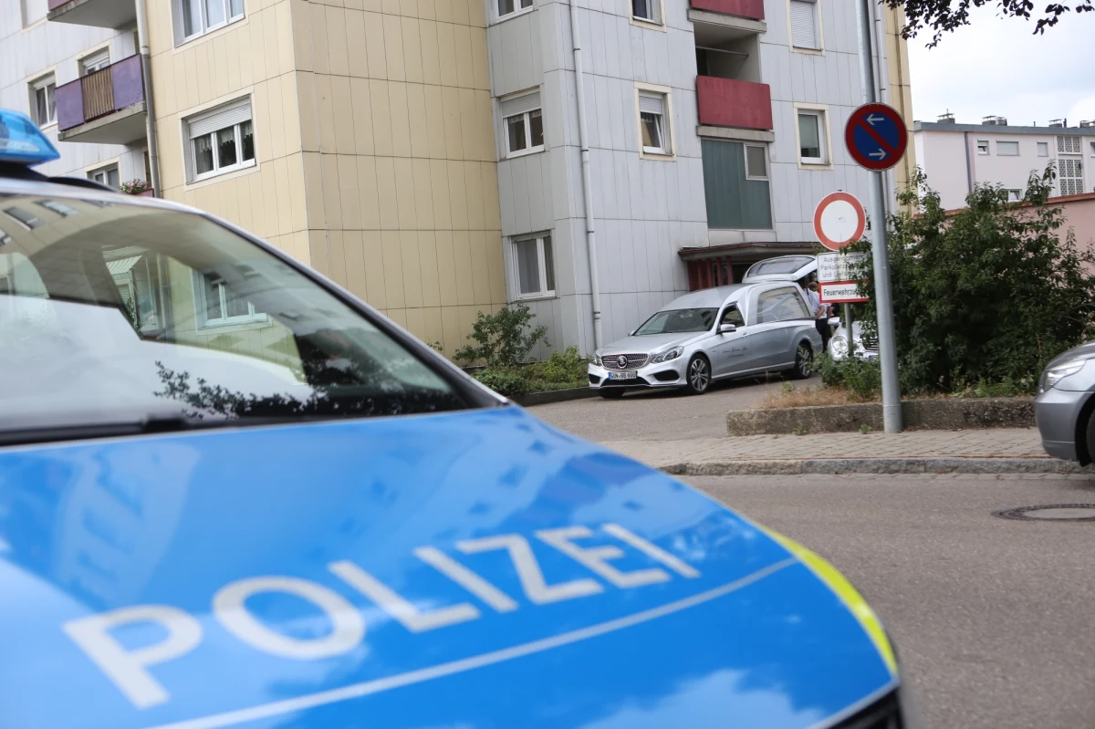 Do rodzinnej tragedii doszło w niemieckiej miejscowości Gunzenhausen. W jednym z mieszkań 9-piętrowego bloku znaleziono ciała młodej kobiety i jej trójki dzieci. Ojciec rodziny z ciężkimi obrażeniami został znaleziony w pobliżu budynku. Policja podejrzewa, że mężczyzna wyskoczył z balkonu na 3. piętrze.