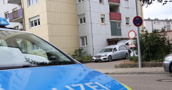 Do rodzinnej tragedii doszło w niemieckiej miejscowości Gunzenhausen. W jednym z mieszkań 9-piętrowego bloku znaleziono ciała młodej kobiety i jej trójki dzieci. Ojciec rodziny z ciężkimi obrażeniami został znaleziony w pobliżu budynku. Policja podejrzewa, że mężczyzna wyskoczył z balkonu na 3. piętrze.