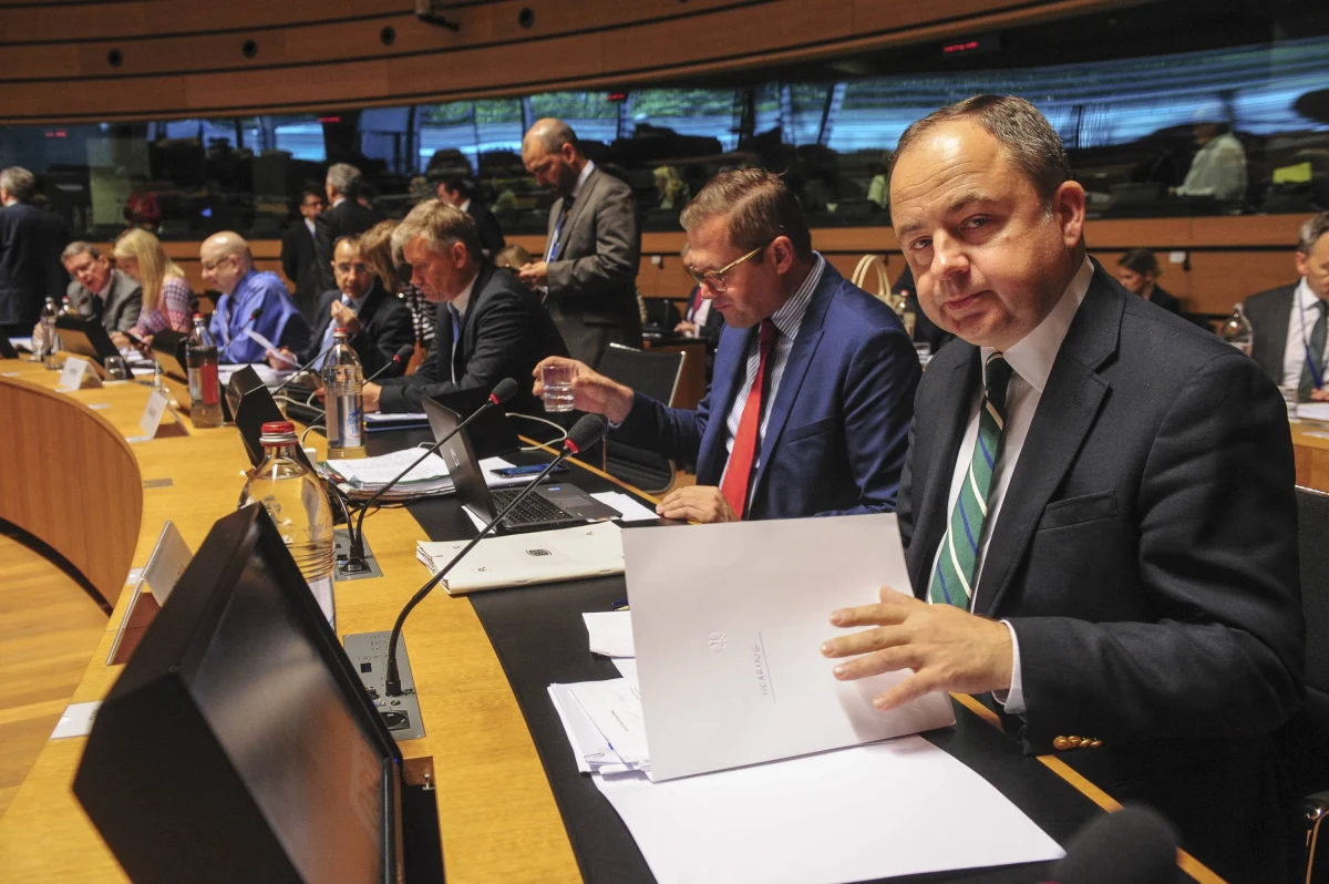 Trzy i pół godziny trwało w Luksemburgu wysłuchanie Polski ws. rządowych zmian w sądownictwie. Początkowo posiedzenie miało się zacząć o godzinie 15. Tak się jednak nie stało, bo unijni ministrowie nie mogli dojść do porozumienia ws. decyzji dającej zielone światło na rozmowy akcesyjne dla Albanii i Macedonii. Wysłuchanie Polski rozpoczęło się około godziny 18 i trwało do godziny 21.30. Spotkanie zaczęło się od "dyskusji o dyskusji". Ministrowie zastanawiali się, czy nie przełożyć całej procedury. Ostatecznie zdecydowano, że wszystko odbędzie się zgodnie z planem. Nie wprowadzono żadnych zmian. Nie było więc – o czym można było usłyszeć nieoficjalnie - ograniczeń czasowych, czy tematycznych.