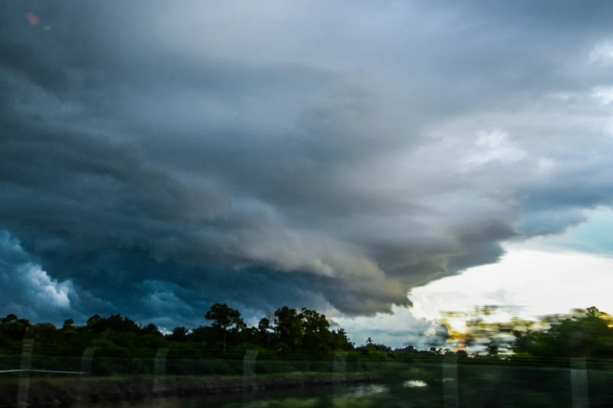 Rządowe Centrum Bezpieczeństwa wydało ostrzeżenia dla 9 województw w związku z burzami z gradem. Już teraz przechodzą one nad Dolnym Śląskiem, Opolszczyzną, Śląskiem i Wielkopolską. 