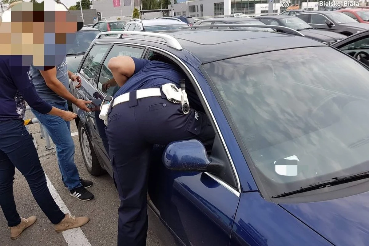 3-letni chłopiec przebywał sam w zamkniętym samochodzie przed centrum handlowym w Bielsku-Białej. Rodzice w tym czasie robili zakupy. 