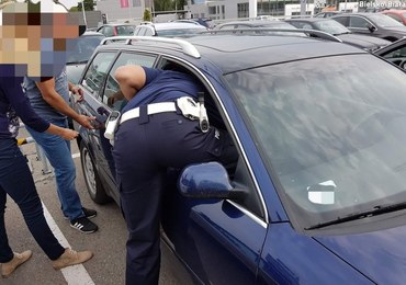 3-letni chłopiec zamknięty w aucie. Interweniowali policjanci, wybijając szybę