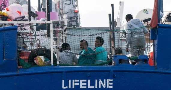 Jednostka Lifeline z ponad  230 migrantami na pokładzie, która od ubiegłego piątku znajdowała się na Morzu Śródziemnym, dostała w końcu zgodę Malty na wejście do portu. Stało się tak, mimo wcześniejszego apelu rządu Włoch, o zbojkotowanie statku. Premier tego kraju, twierdzi, że rozmawiał telefonicznie z szefem rządu Malty i doszedł z nim do porozumienia ws. Lifeline. Migranci na statku czekali pięć dni na decyzję, co dalej ma się z nimi stać. 