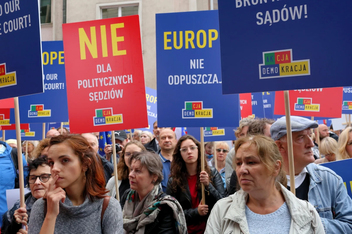 Kilkaset osób wzięło udział we wtorkowej manifestacji pod hasłem "Europo nie odpuszczaj! Brońmy polskich sądów!" przed przedstawicielstwem Komisji Europejskiej w Warszawie. Uczestnicy domagali się skierowania przez Komisję Europejską ustawy o Sądzie Najwyższym do Trybunału Sprawiedliwości UE.