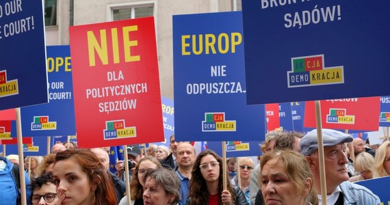 Kilkaset osób wzięło udział we wtorkowej manifestacji pod hasłem "Europo nie odpuszczaj! Brońmy polskich sądów!" przed przedstawicielstwem Komisji Europejskiej w Warszawie. Uczestnicy domagali się skierowania przez Komisję Europejską ustawy o Sądzie Najwyższym do Trybunału Sprawiedliwości UE.