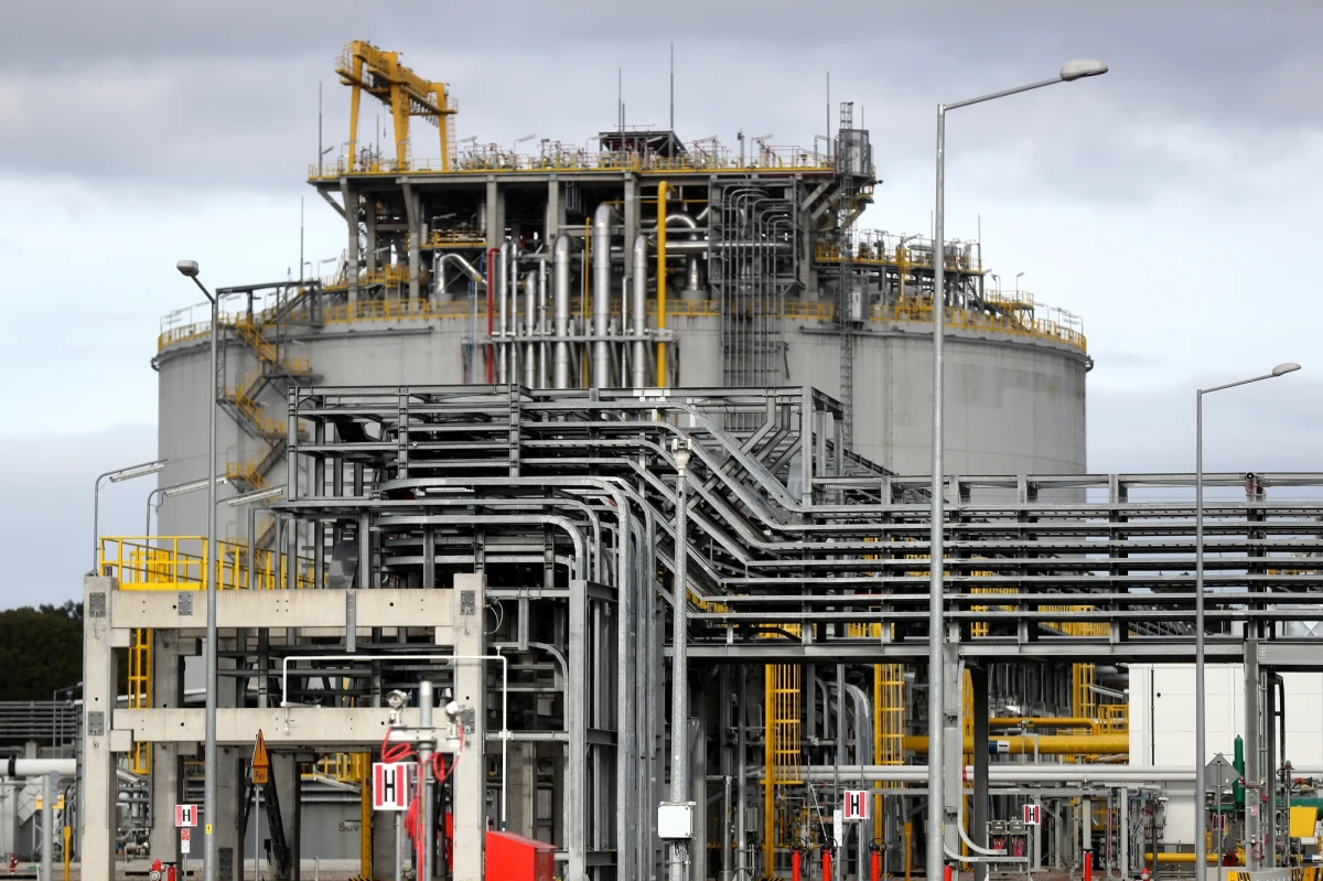 PGNiG podpisało porozumienia z firmami Venture Global LNG i Port Arthur LNG, spółką zależną Sempra LNG & Midstream, ws. podstawowych warunków umowy długoterminowej na dostawy gazu skroplonego z USA. "Na mocy porozumienia strony prowadzić będą negocjacje zapisów wiążącej, 20-letniej umowy na zakup przez spółkę 2 mln ton LNG rocznie, co odpowiada łącznemu wolumenowi blisko 2,7 mld m sześć. gazu ziemnego po regazyfikacji. Potencjalne dostawy mogą być przedmiotem dalszego obrotu przez spółkę na międzynarodowych rynkach i realizowane będą w formule free-on-board, oznaczającej odbiór towaru przez kupującego w porcie załadunku" - napisano w komunikacie.