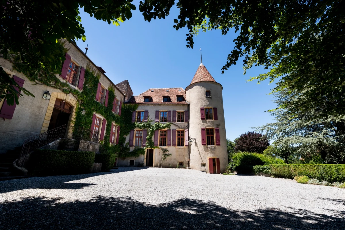 Jutro w kantonie Vaud w Szwajcarii zostanie wystawiony na sprzedaż XIV-wieczny zamek. Kilka lat temu Château de Bavois trafił już na rynek nieruchomości. Wtedy nie udało się znaleźć chętnego na wyłożenie 18 milionów franków (ponad 67,5 mln zł).